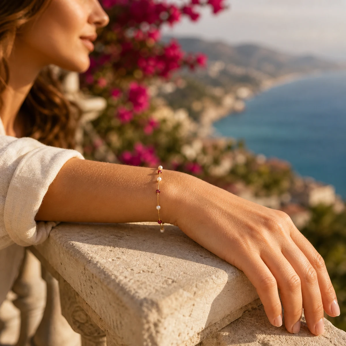 Modelo usando a Pulseira Taormina em uma varanda italiana